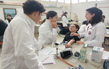 Estudiantes de electivo Ciencias de la salud aprenden a medir signos vitales