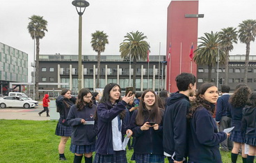 Estudiantes de Primero Medio Realizan Recorrido por la Arquitectura Moderna de Concepción