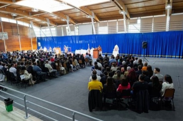 Renovación de Fe: Estudiantes de Octavo Básico Reciben la Luz de Cristo