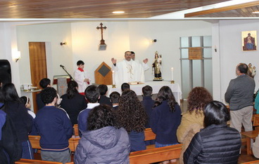 “Con alegría y gratitud, nuestra comunidad educativa conmemoró el tercer aniversario de la dedicación de nuestra capilla y la consagración de su altar, bajo la advocación de María, Trono de la Sabiduría”